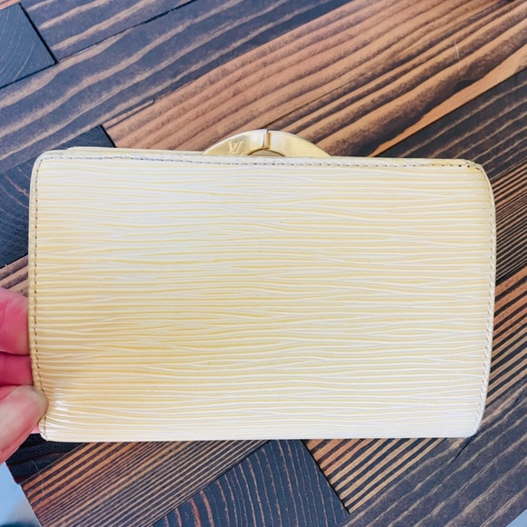 Louis Vuitton Yellow Epi Leather Kiss Lock Bifold Wallet/Coin Purse - Picture 4 of 11